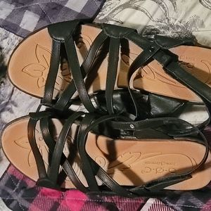 B O C sandals